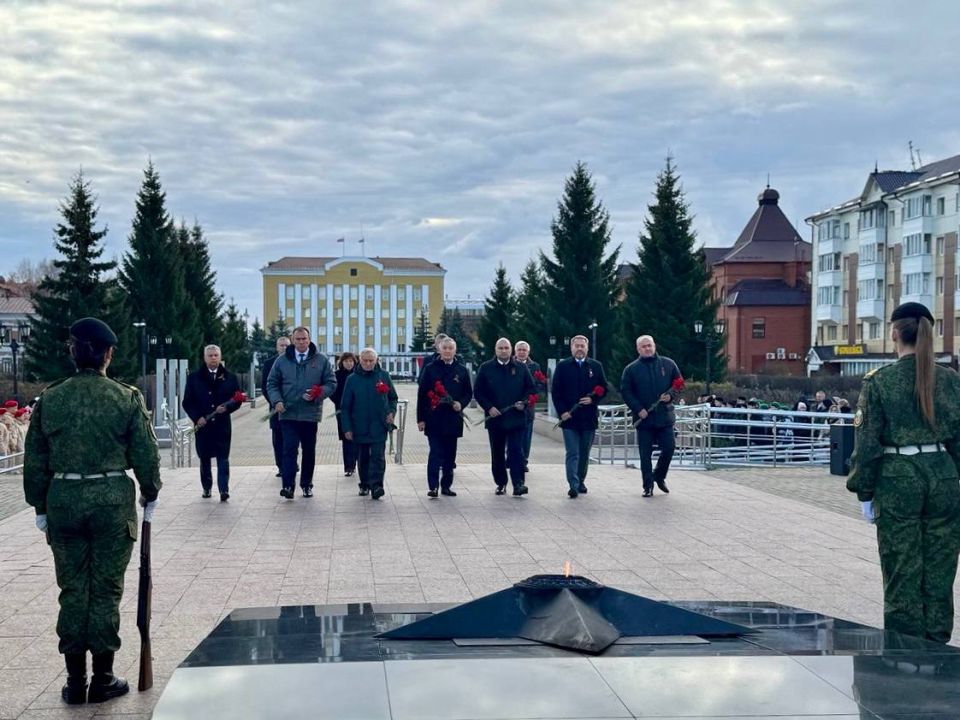 Владимир Немцев: Утро в Тобольске началось с торжественного возложения цветов к мемориальному комплексу «Тоболяков Бессмертный полк»