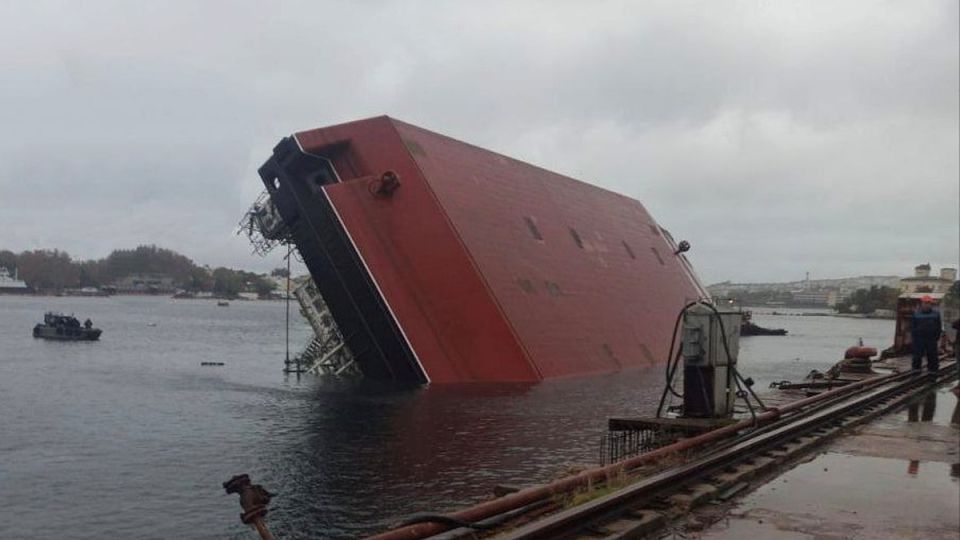 В Севастополе опрокинулся плавучий кран: спасли 15 человек, семеро в больнице