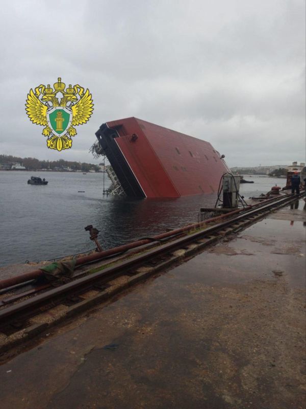 Плавучий кран перевернулся в Южной бухте Севастополя — два человека погибли, более 20 получили травмы