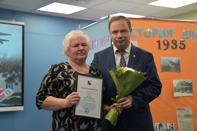 РАБОТА В ОКРУГЕ. Александр Кулагин поздравил качинскую школу с юбилеем