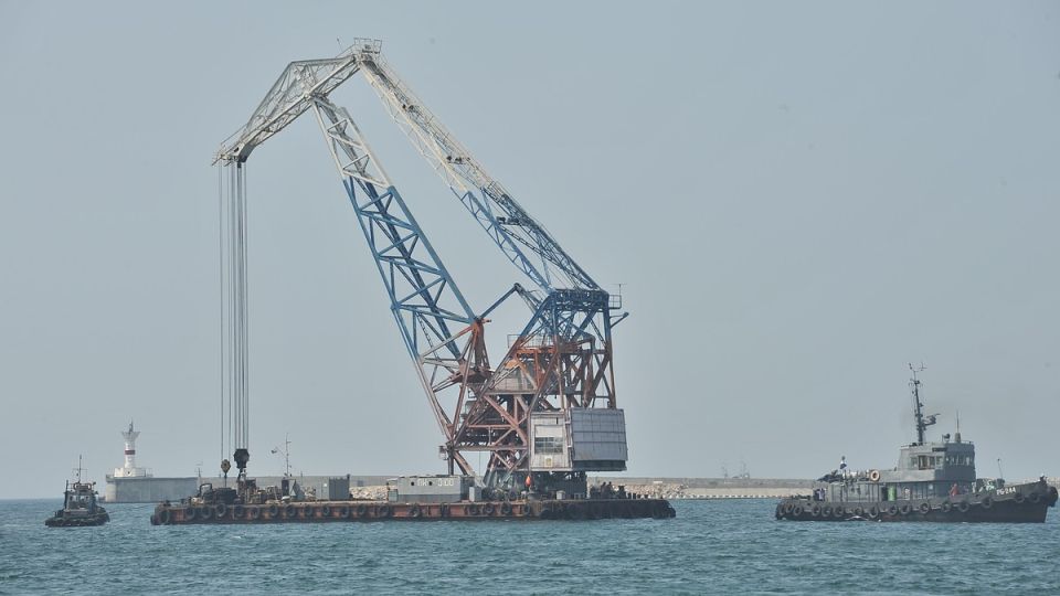 Госпитализированы 7 человек: в Севастополе опрокинулся плавучий кран