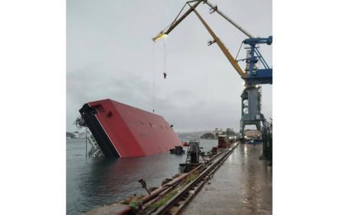 Опрокинувшийся в Севастополе плавкран не был введен в эксплуатацию