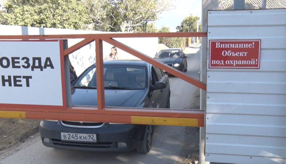 Незаконный шлагбаум на улице Ближней демонтируют