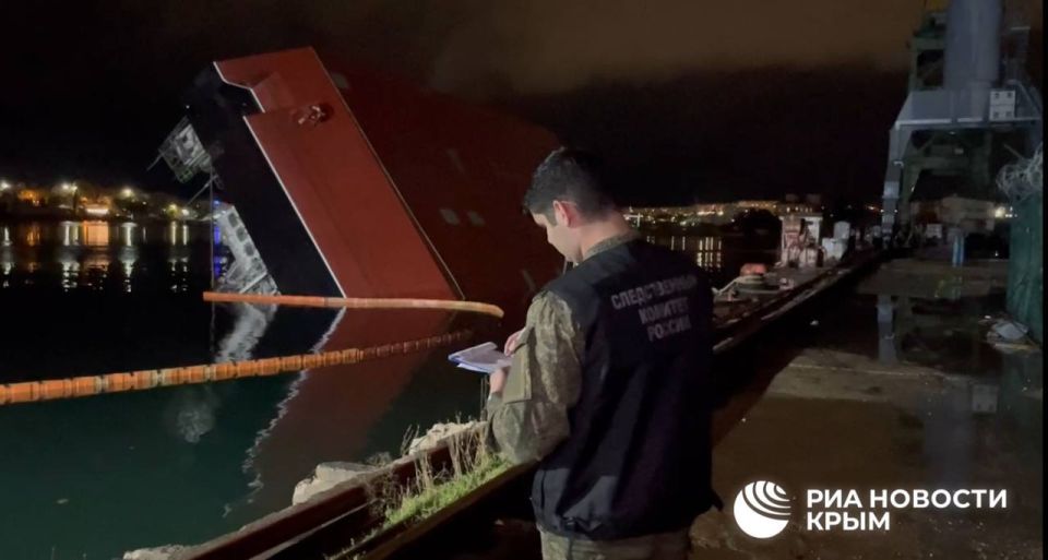 Следователи работают на месте ЧП с плавучим краном в Севастополе