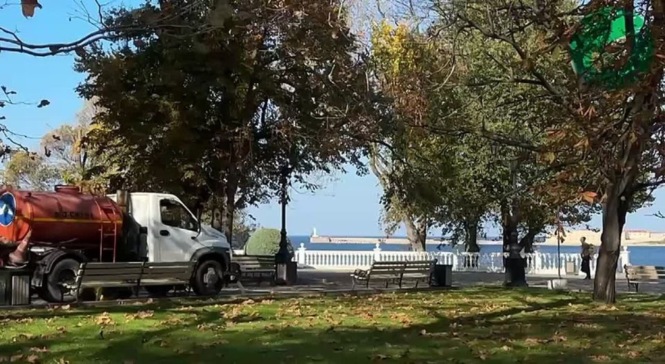 В парках Севастополя идет осенняя уборка