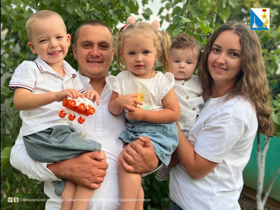 Помогаем семьям. Молодая семья Ангелины и Николая получила единовременную выплату в 300 тысяч рублей при рождении третьего ребенка