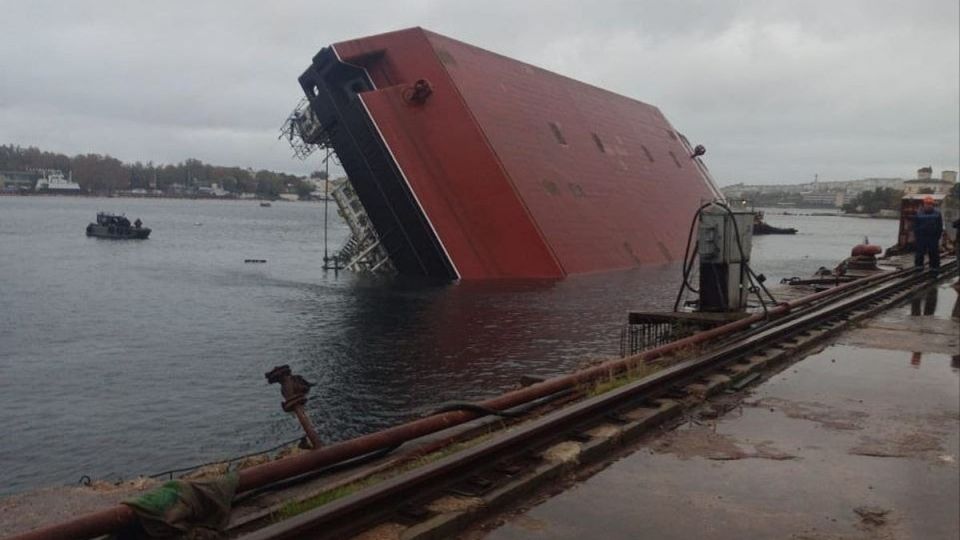 Прокуратура начала проверку после крушения плавучего крана в Севастополе