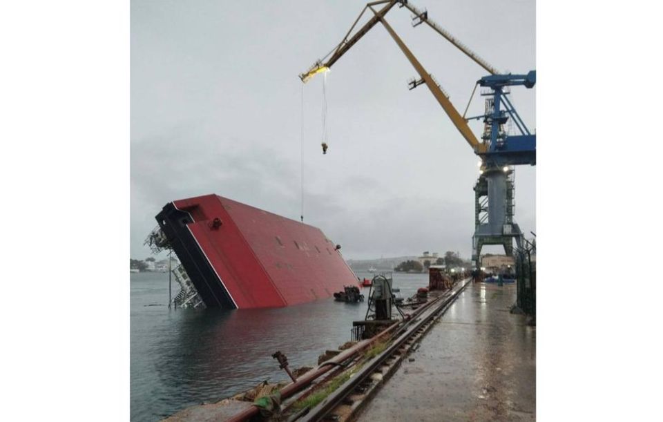 В Севастополе опрокинулся плавкран. Главное о нештатной ситуации на заводе