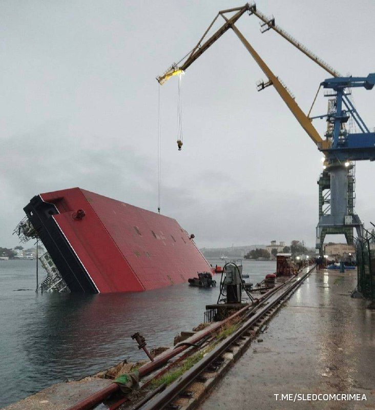 Два человека погибли в результате опрокидывания плавкрана в Севастополе, больше 20 получили травмы, сообщили в региональном СК