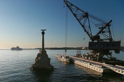 Развожаев: В Севастополе произошло опрокидывание плавкрана, есть пострадавшие