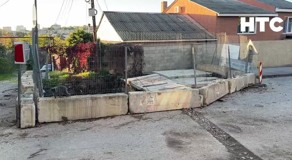 На улице Лазаревской частично открыли проезд возле царь-ямы — но ремонта всё ещё нет