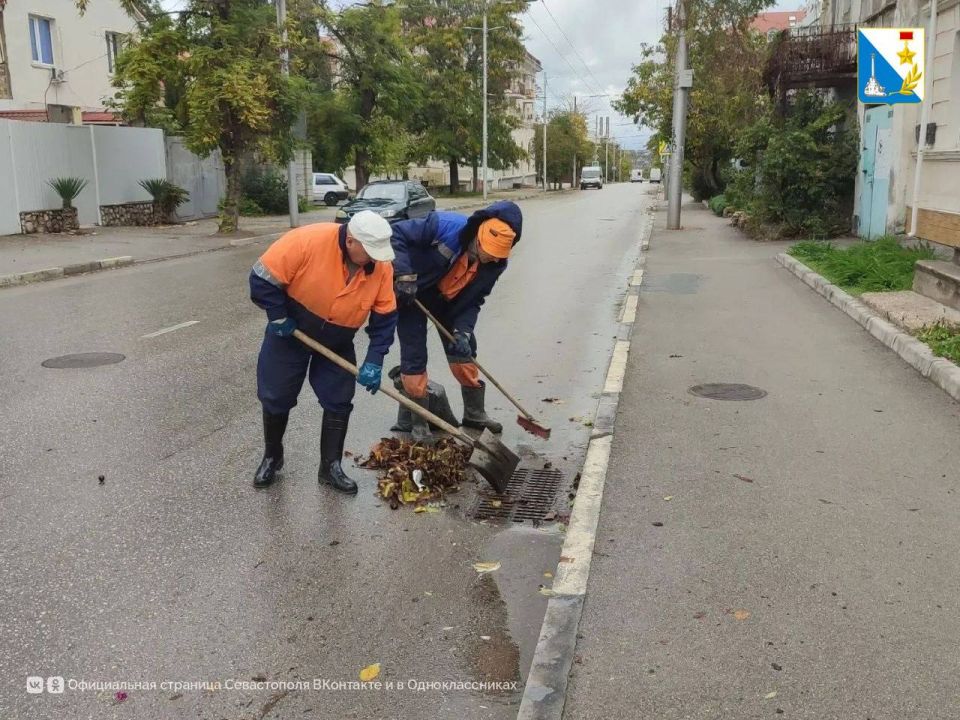 За окном непогода, а это значит, что сотрудники «Водоканала» работают в усиленном режиме, чистя ливневки по всему городу