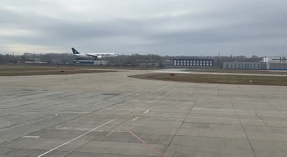 Российский среднемагистральный самолет МС-21 совершил посадку после испытательного полета на аэродроме Иркутского авиационного завода – Минпромторг