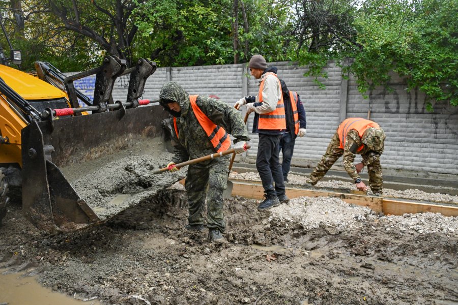 Рядом с детсадом №131 на проспекте Октябрьской Революции строят новые пешеходные дорожки