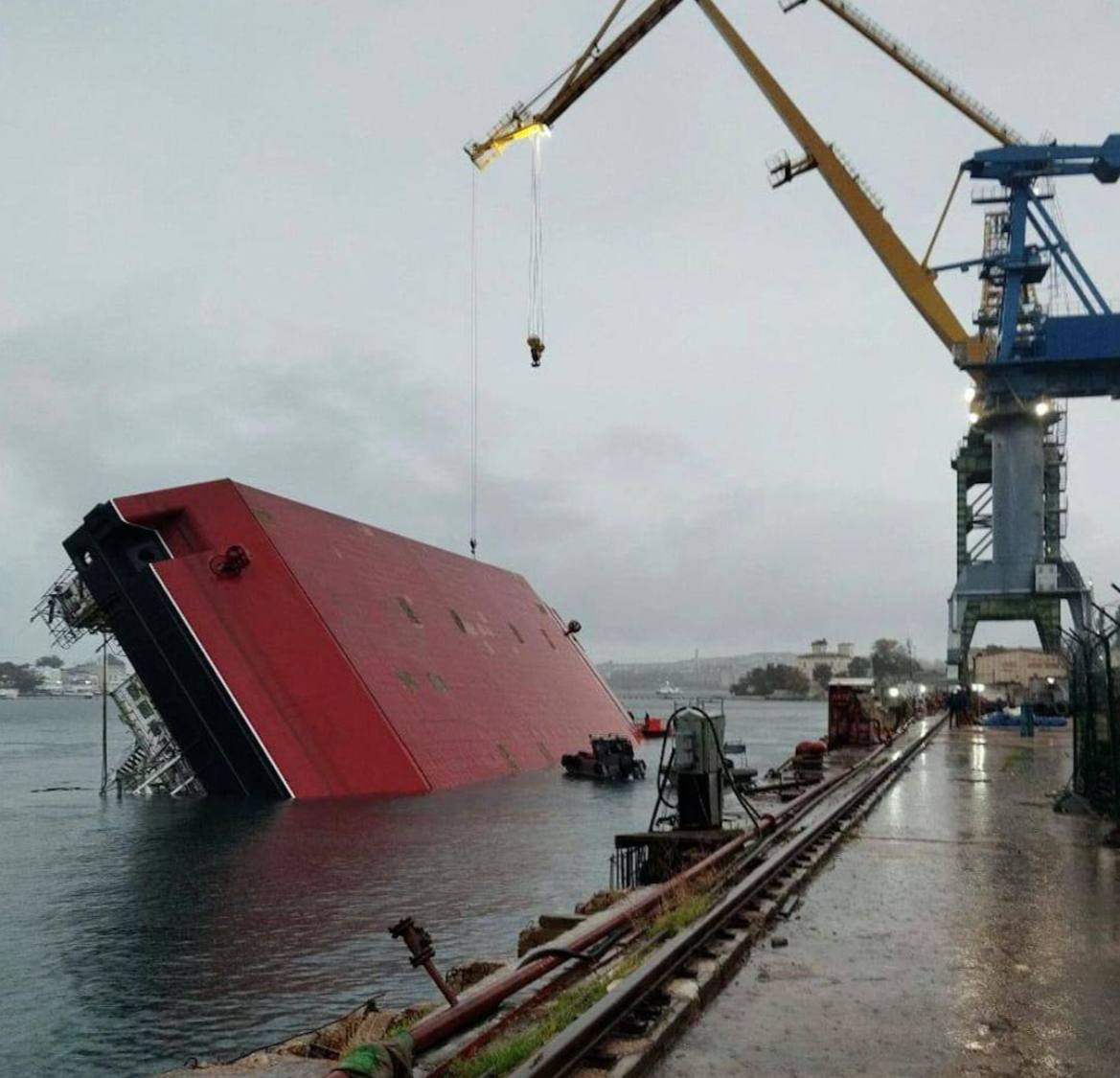Сообщают, что на Севастопольском морском заводе ОСК в Южной бухте Севастополя прямо у стенки опрокинулся достраивающийся плавучий кран ПК-400 «Севастополь»