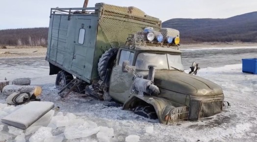 Рыбаков и собаку спасли в Магаданской области