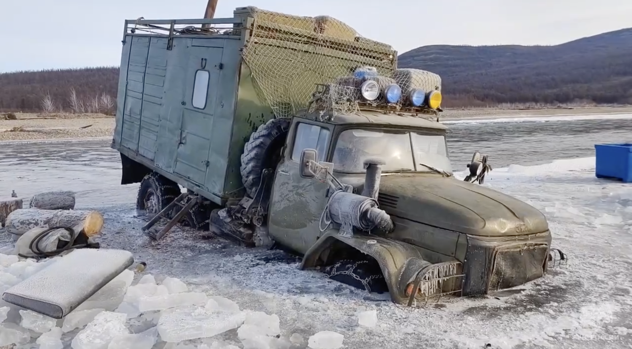 Рыбаков и собаку спасли в Магаданской области