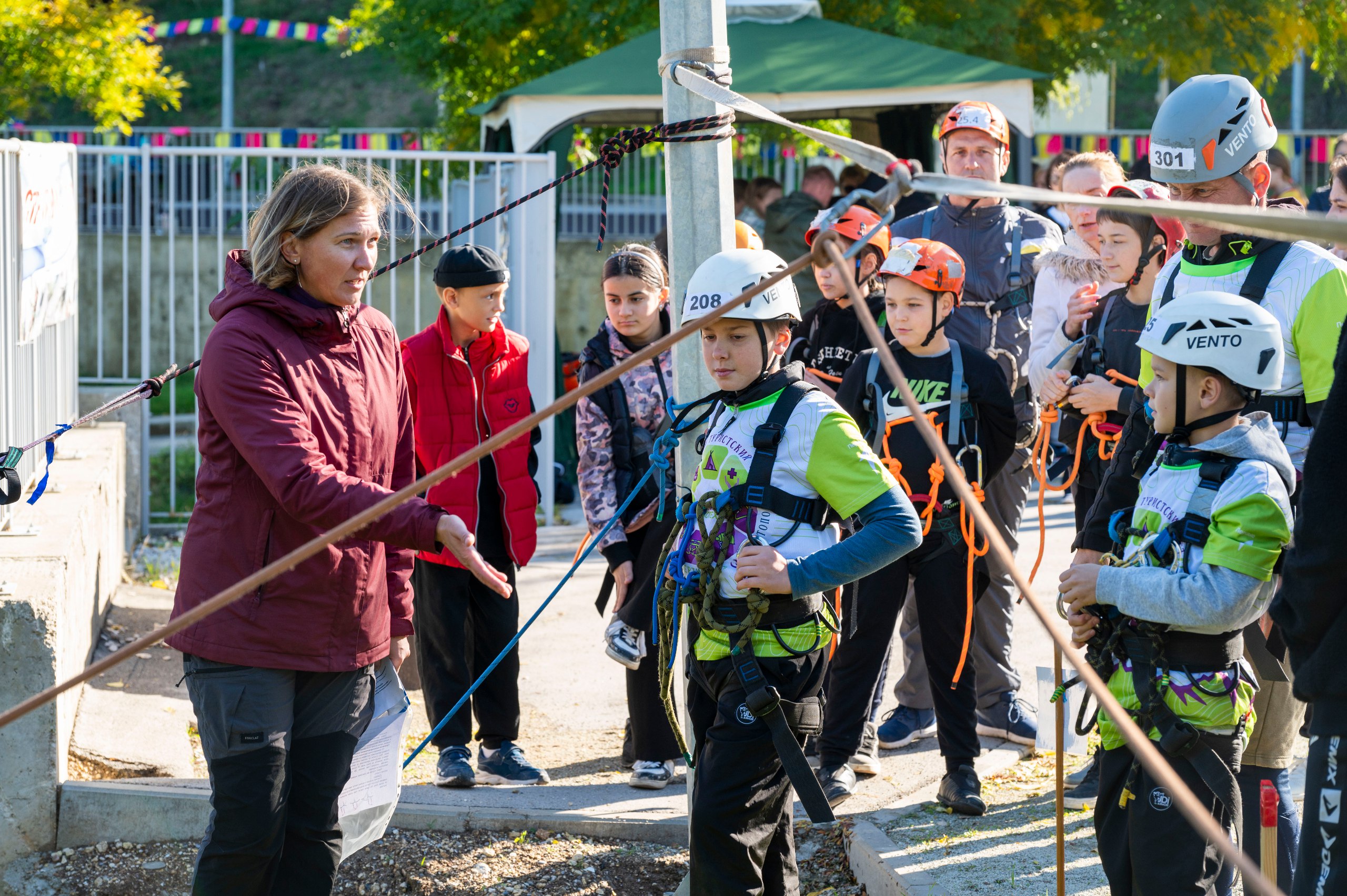 Осенние каникулы начались очень активно: 25 команд, более 170 участников собрались на семейном празднике туризма: «Папа, мама, я – туристская семья!»