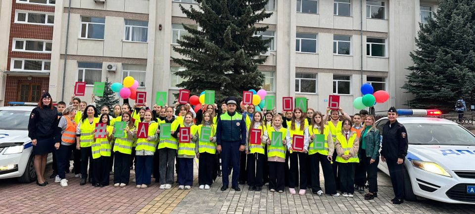 Сотрудники Госавтоинспекции проводят массовые флешмобы под девизом «Севастополь, Засветись!»