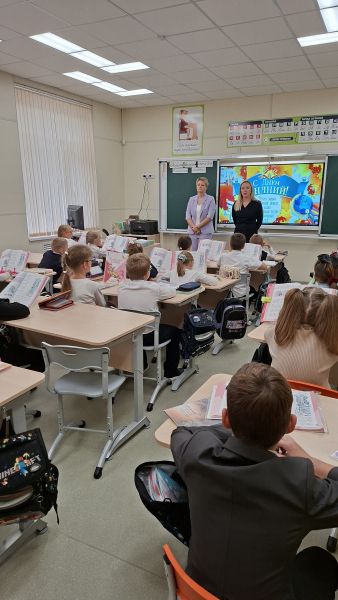 В преддверии осенних каникул севастопольские полицейские совместно с общественником провели профилактическую беседу со школьниками