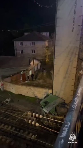 Фура рухнула с моста на ж/д пути в Симферополе