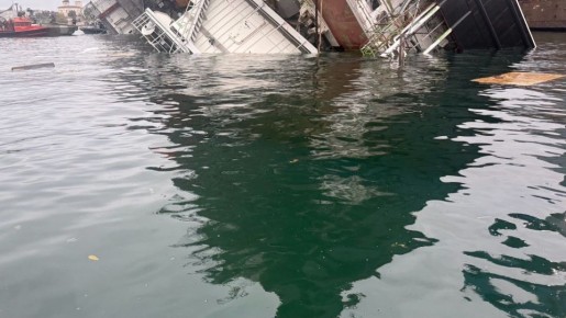 После затопления плавкрана в Южной бухте Севастополя обнаружили нефтепродукты