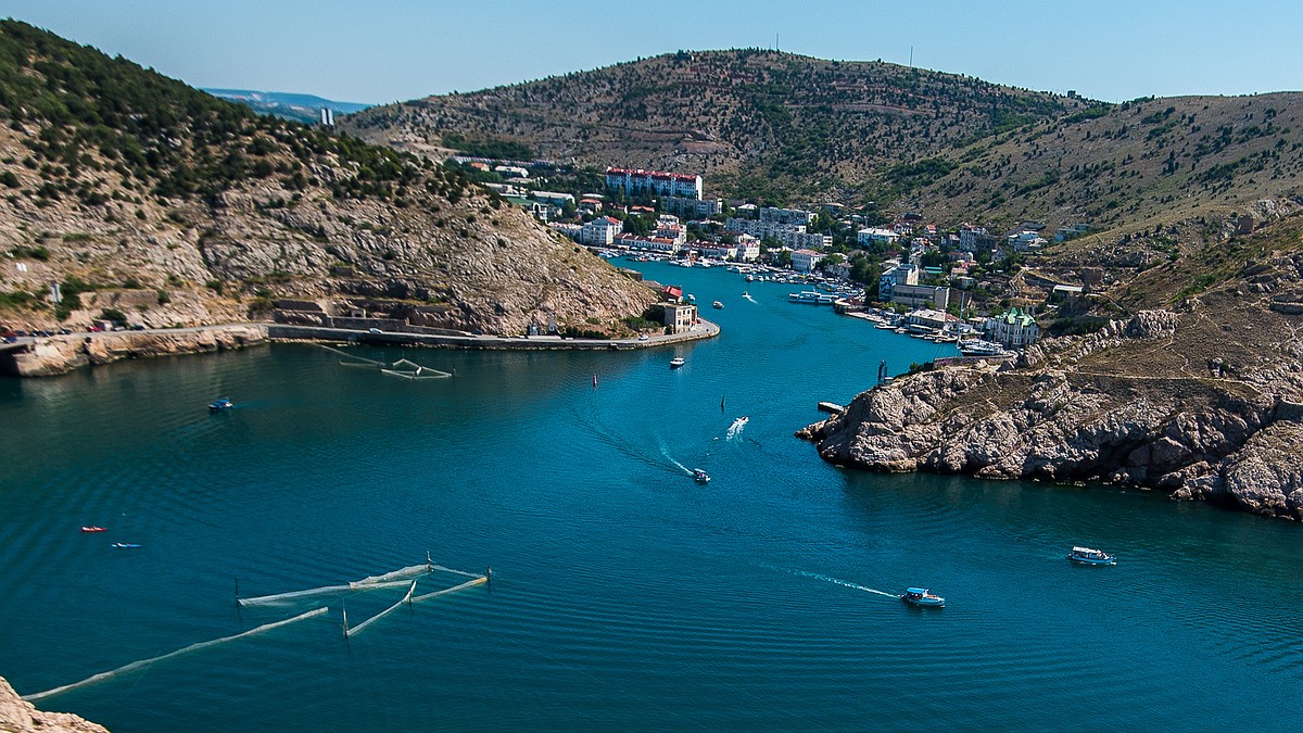 Пятна нефтепродуктов обнаружили в Южной бухте Севастополя: что произошло