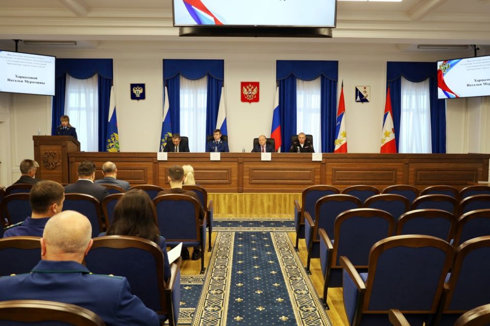 В прокуратуре города Севастополя под председательством первого заместителя прокурора города Дмитрия Теллина состоялось межведомственное совещание по вопросам профилактики безнадзорности и правонарушений несовершеннолетних...