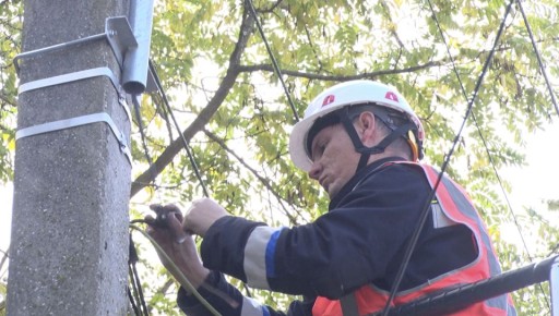 Во дворах домов на улице Охотской обновили освещение