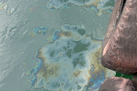 В Севастополе убирают последствия разлива нефтепродуктов после крушения плавкрана