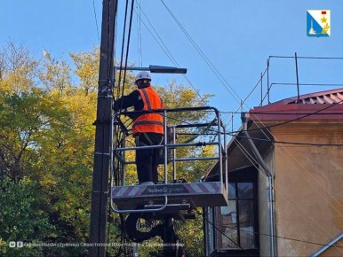 Монтируем освещение. Специалисты «Горсвета» в Нахимовском районе заменили 6 светильников и установили 6 новых на улице Охотской — ранее там освещения не было