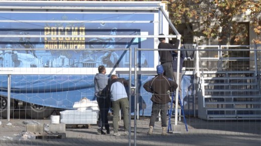 На пл. Нахимова идёт монтаж исторического автопоезда