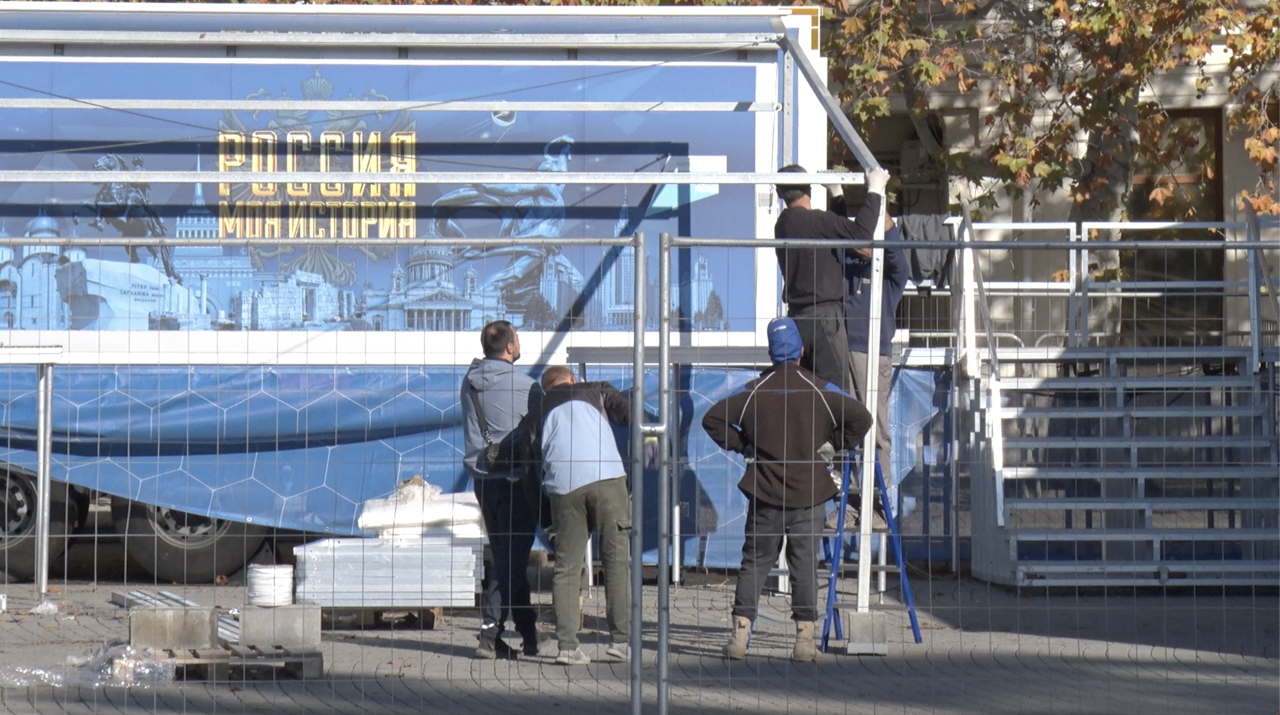 На пл. Нахимова идёт монтаж исторического автопоезда