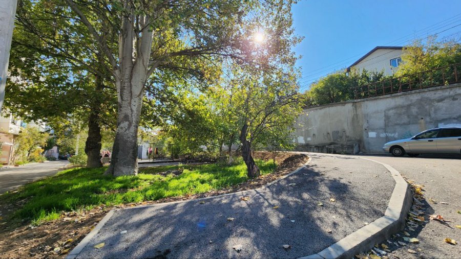 Двор на улице Новикова преобразился: жители домов № 21 и № 23 получили современное благоустроенное пространство