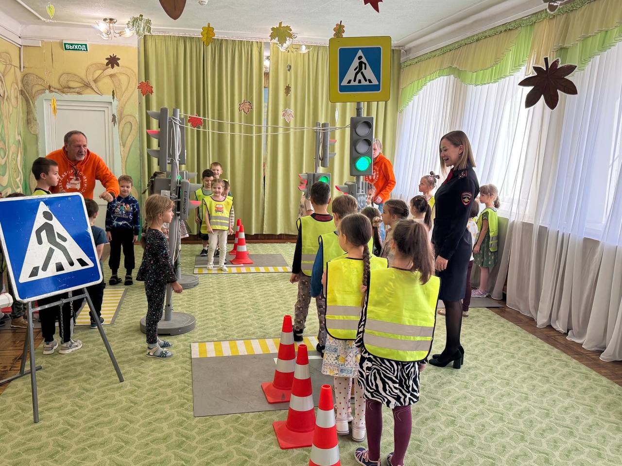 Сотрудники Госавтоинспекции совместно с Центром по профилактике детского дорожно-транспортного травматизма организовали занятие по БДД для воспитанников детского сада