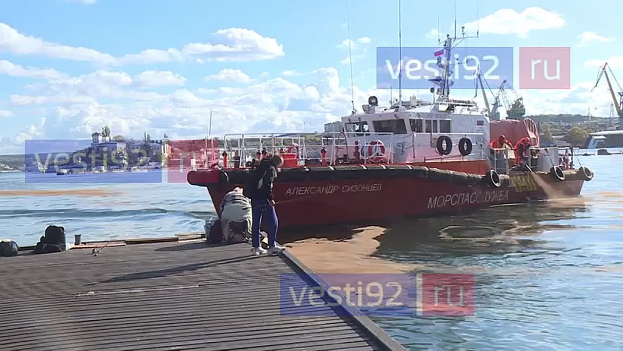Морспасслужба ликвидирует разлив нефтепродуктов в Южной бухте Севастополя