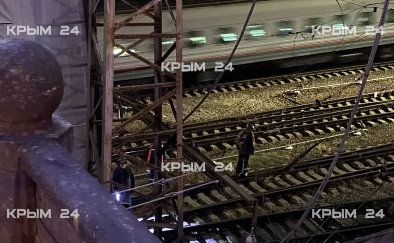 Несмотря на рухнувшую на пути фуру поезда продолжают курсировать в обычном режиме