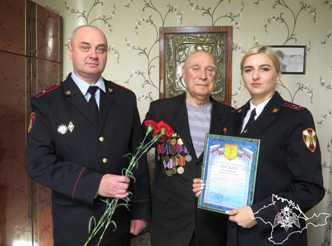 В честь Дня образования вневедомственной охраны росгвардейцы поздравили ветерана службы в Крыму