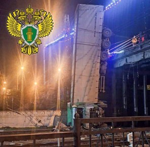 Грузовик рухнул с моста на ж/д пути в Симферополе