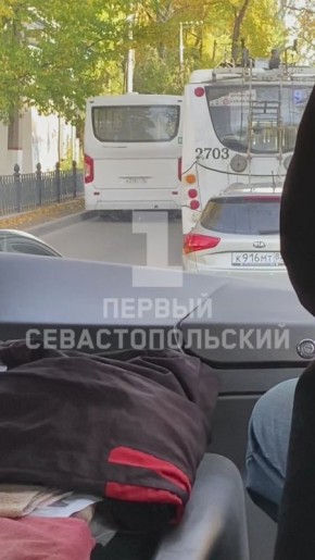 Троллейбус и пассажирский автобус столкнулись в Симферополе