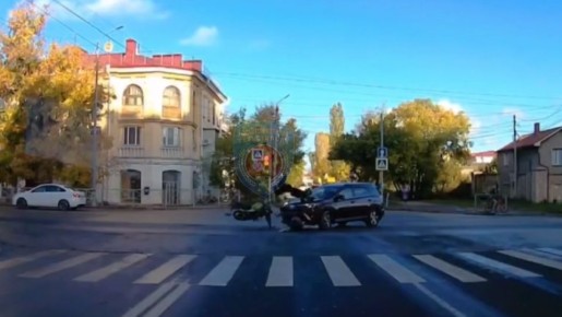 В Севастополе столкнулись Toyota и мопед: пострадал 17-летний подросток