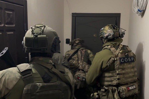 Подозреваемые в незаконном обороте средств платежей задержаны в Севастополе при содействии сотрудников СОБР "Сокол" Росгвардии