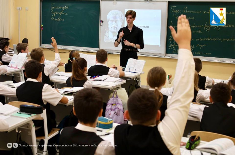 Новые лица образования. В школе «Экотех+» преподает молодой учитель русского языка и литературы Алексей Вабель — выпускник этой же школы, а ныне студент 4 курса СевГУ