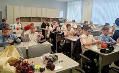 ZaМИР. Инна Гончарова передала бойцам СВО послания и амулеты от школьников