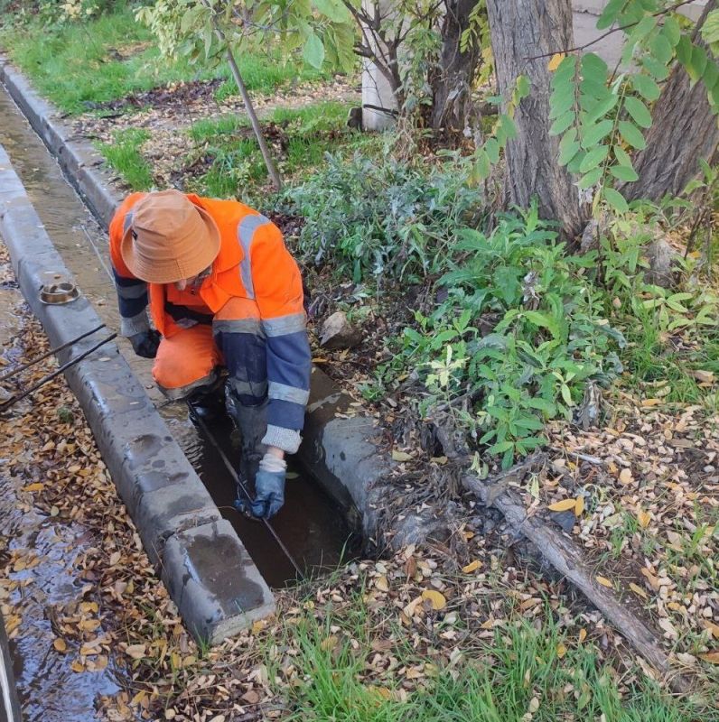Водоканал: Рабочие моменты. Работы по очистке ливневых лотков и решеток дождеприемников