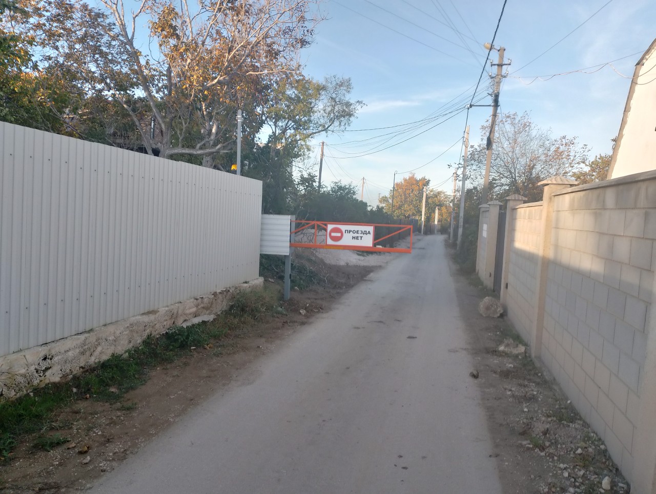 Вместо демонтажа шлагбаум на ул. Ближняя перенесли