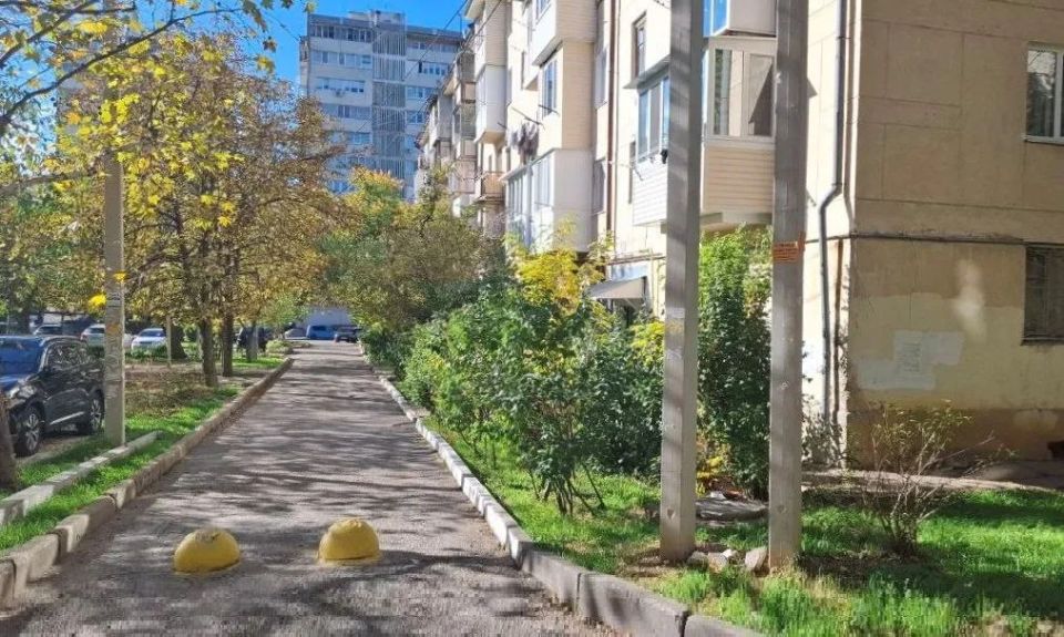 Второй раз за год дворовой проезд между домами №17 и 25 на проспекте Генерала Острякова в Севастополе перегородили