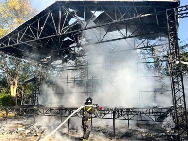 В Севастополе сгорела уличная сцена