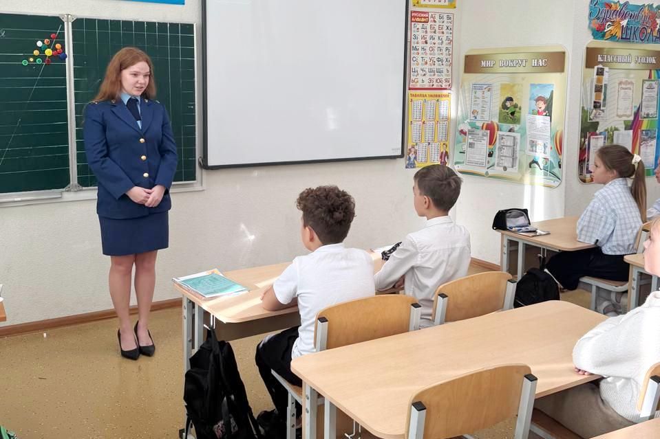 Работники прокуратуры Гагаринского района города Севастополя провели профилактические беседы в образовательных учреждениях