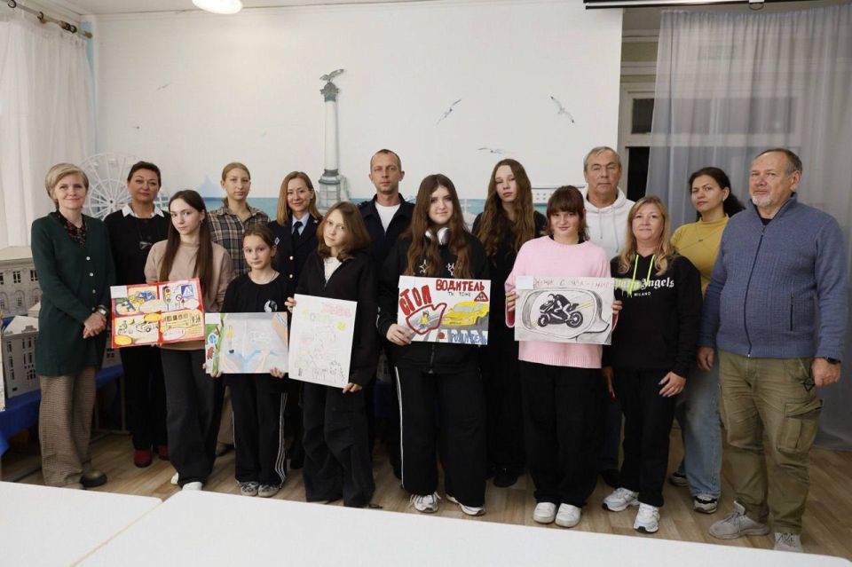 Сотрудники Госавтоинспекции Севастополя приняли участие в качестве жюри в региональном конкурсе детского рисунка «Дорога глазами детей»